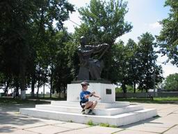 Сергей Мезенов с отчётом на фоне памятника