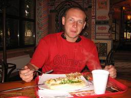 Андрей Батраков ест в 'Русском Дворе'