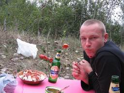 Андрей Батраков ест пельмени