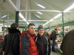 Денис Васин и Ольга Терехова на рынке в Тукумсе