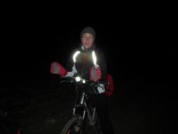 Ольга Терехова ночью на грунтовой дороге в лесу
