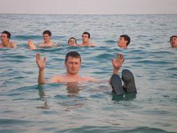 Сергей купается в Мёртвом море