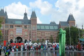 Надпись ''Я люблю Амстердам'', облепленная туристами