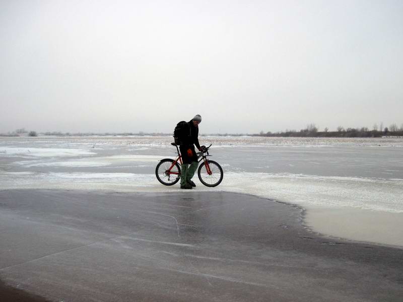 Сергей Орлов обходит тонкий лёд по полю