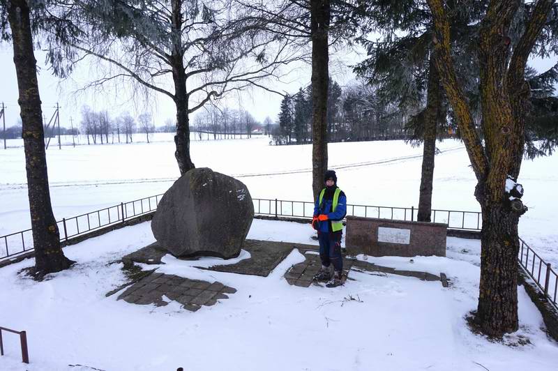 Памятный камень, установленный на месте гибели Героя Советского Союза, гвардии капитана Бибилашвили Александра Николаевича
