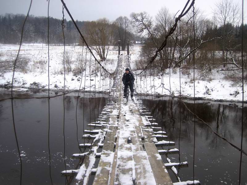 Алексей Кузнецов едет по мосту