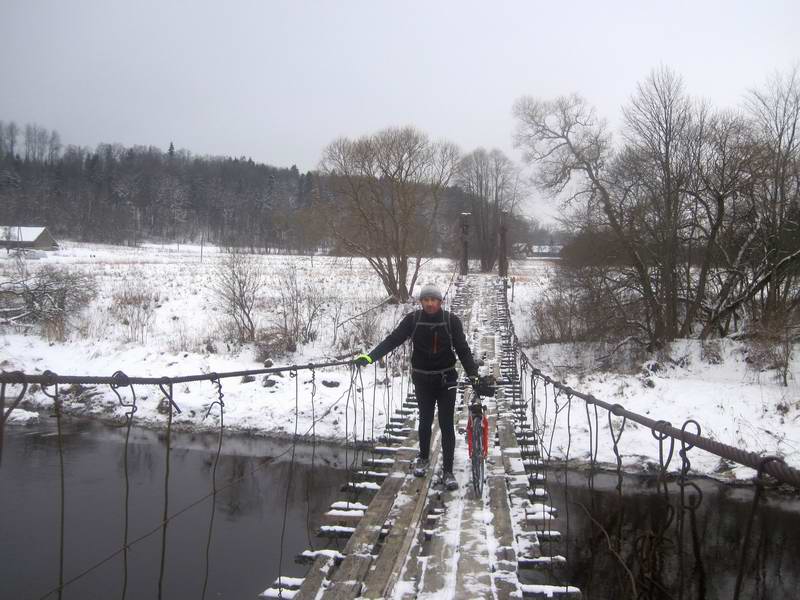 Сергей Орлов идёт по мосту