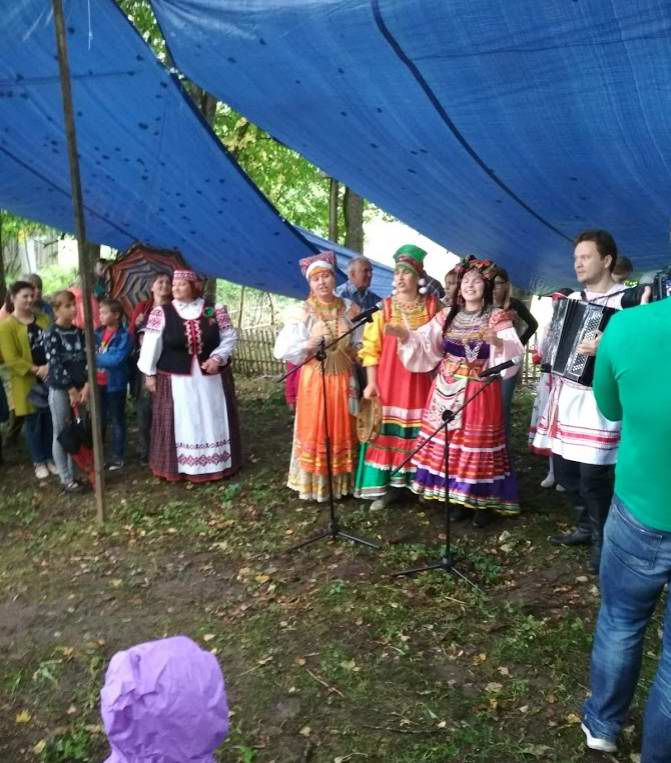 Очень зажигательно поют.