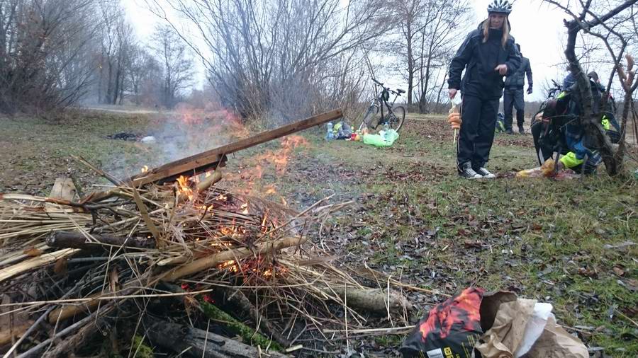 Оля уже готова жарить сосиски