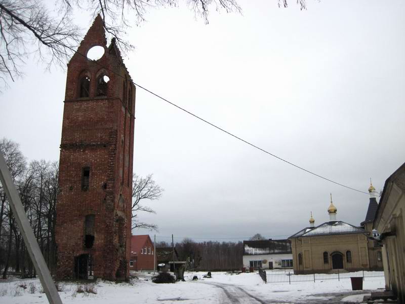 Кирха и современная церковь в Громово