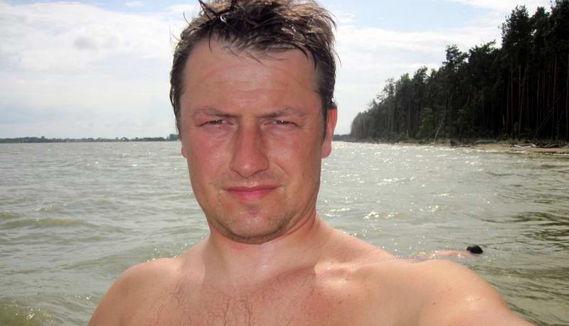 Сергей купается в заливе