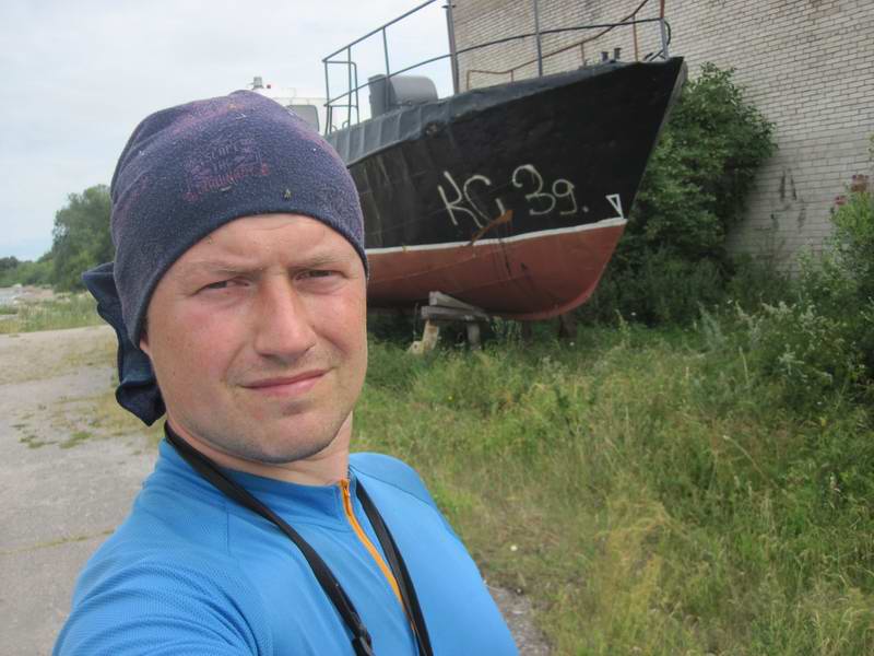 Селфи Сергея Мезенова на фоне кораблика в Рыбачем