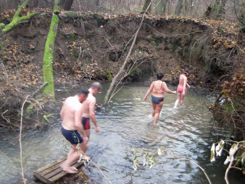 Участники заходят в воду