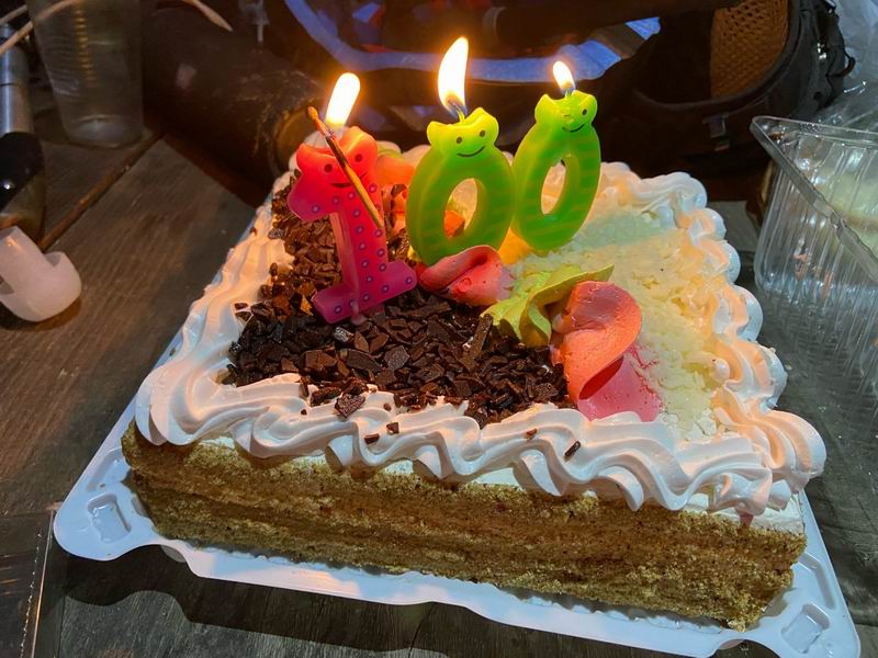 А на финише - сюрприз! Торт в честь 100-летия первого бревета на 200 км.