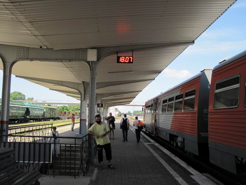 10:39. 15-минутная остановка в Черняховске. На фото Андрей Долгопалец - организатор поездки для черепашек с забросом этим же поездом