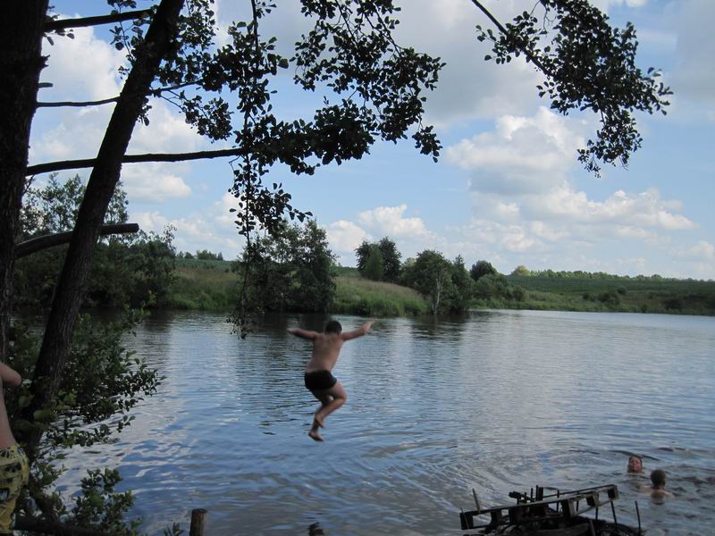 Местный пацан прыгает с дерева