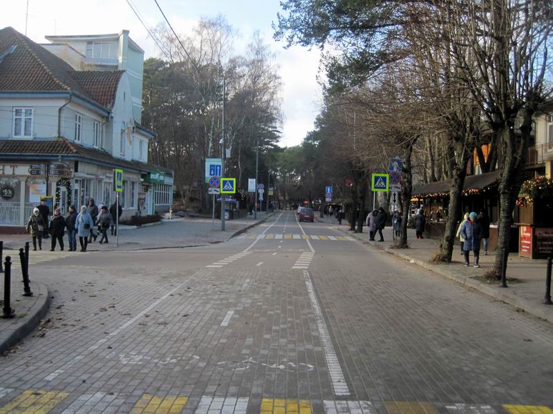 Едем по велодорожке по ул. Ленина