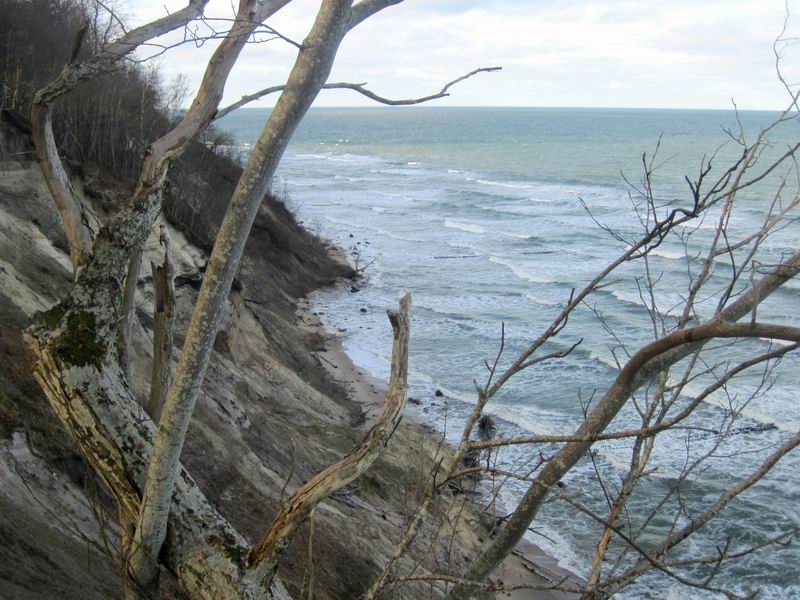 Вид с обрыва на море
