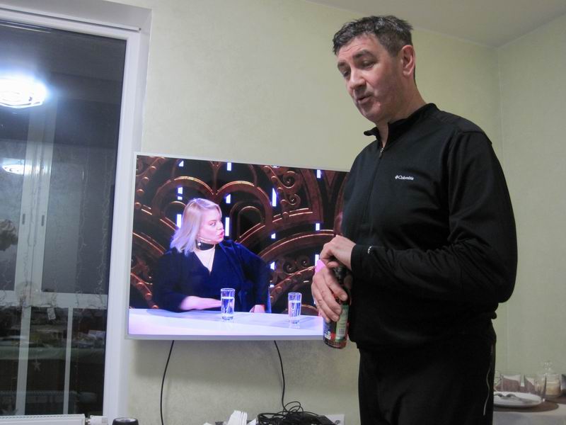 Вячеслав Дмитриев налил тётке из телевизора
