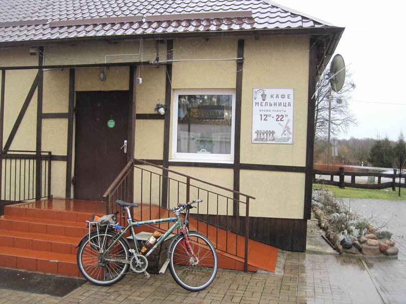 Приехал в кафе, но до открытия - больше часа