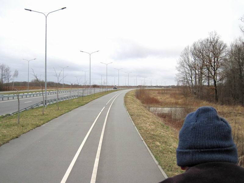 Выезжаем из города по велодорожке