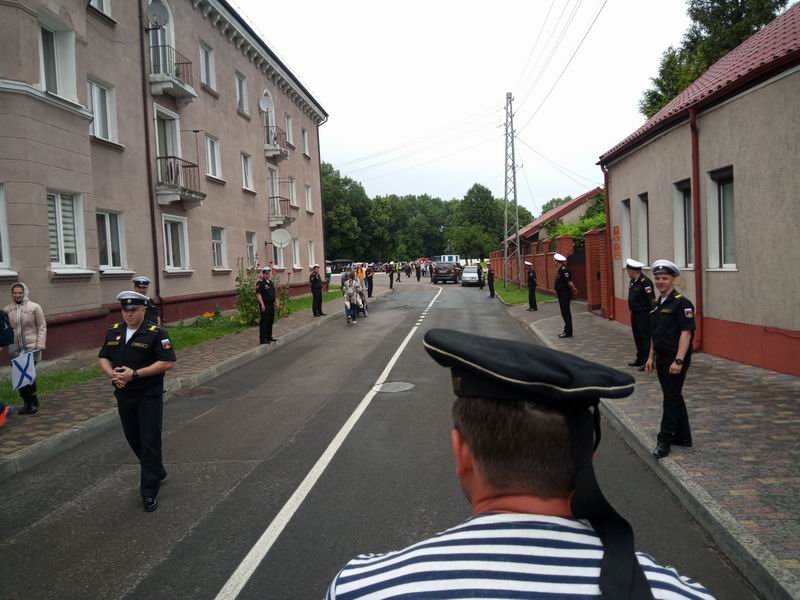 Едем по оцепленной улице Кронштадской