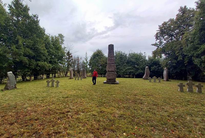 Сергей Мезенов осматривает памятник
