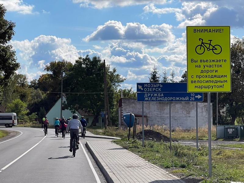 Въезжаем на участок с велосипедным маршрутом, нам напрпаво.