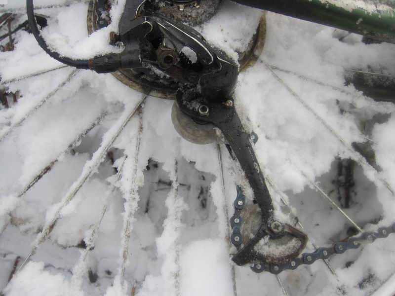 Модные ледяные ролики на переключателе скоростей велосипеда Сергея Мезенова