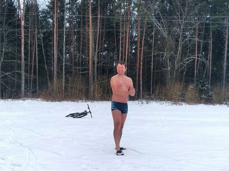 Сергей Мезенов обтирается снегом