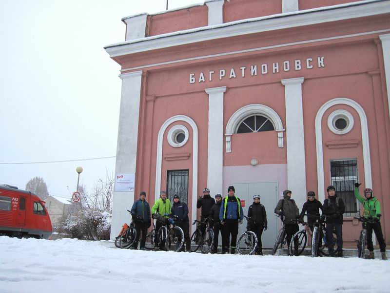 Стартовое фото в Багратионовске. Слева направо: Юрий Ситников, Алексей Сажин, Сергей Николаев, Иван Синилов, Владлен Шавырин, Сергей Мезенов, Анна Наумова, Никита Подтереба, Антон Демидов, Гаврил Зыков, Михаил Тулин