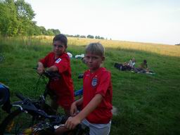 Пацаны из Краснознамеска, которые помогли найти нам новое колесо