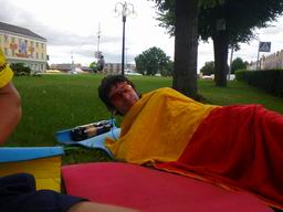 Михаил Подгорнов дрыхнет на центральной площади Гусева