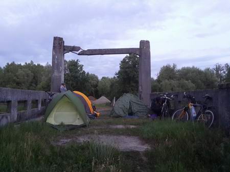 Палатки на мосту