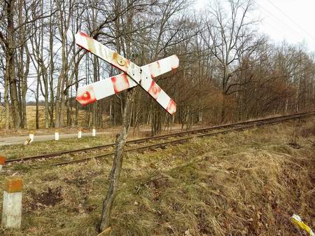 Знак 'переезд' на модной деревянной палке
