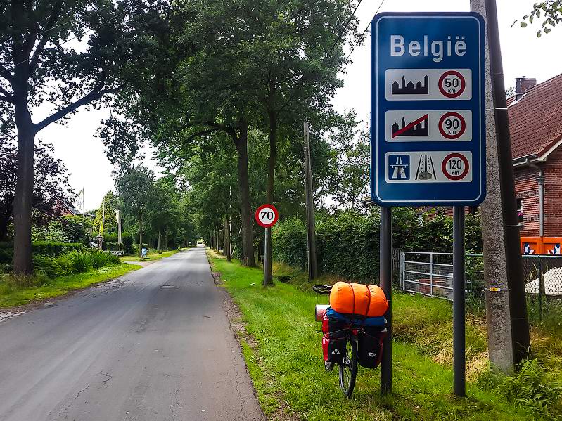 <a href='http://koenigbicycle.ru/js/ymapload/mapload.htm?maps/v1538tr.kml&51.4372222222222&4.53222222222222&17&hybrid'><img src='/images/Yandex_Maps_logo_25px.gif'></a> <a href='https://www.google.com/maps?z=15&t=h&q=51.4372222222222,4.53222222222222' target='_blank'><img src='/images/25px-Google_Maps_icon.jpg'></a>