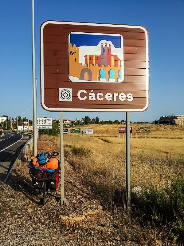 <a href='http://koenigbicycle.ru/js/ymapload/mapload.htm?maps/v1538tr.kml&39.4755555555556&-6.40527777777778&17&hybrid'><img src='/images/Yandex_Maps_logo_25px.gif'></a> <a href='https://www.google.com/maps?z=15&t=h&q=39.4755555555556,-6.40527777777778' target='_blank'><img src='/images/25px-Google_Maps_icon.jpg'></a>