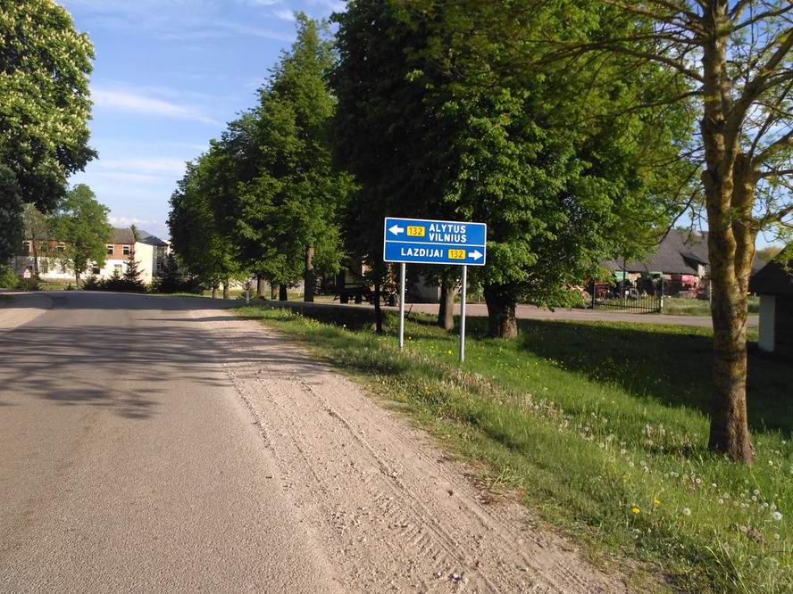 Указатель в Сейрияе. Маршрут идёт прямо