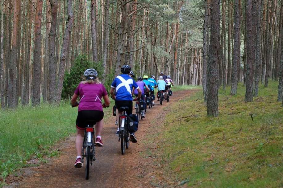 Часто попадались организованные группы велосипедистов в главе организатора поездки.
