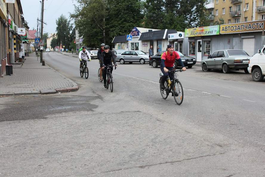 Подъезжает народ