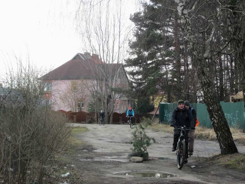 Народ подъезжает
