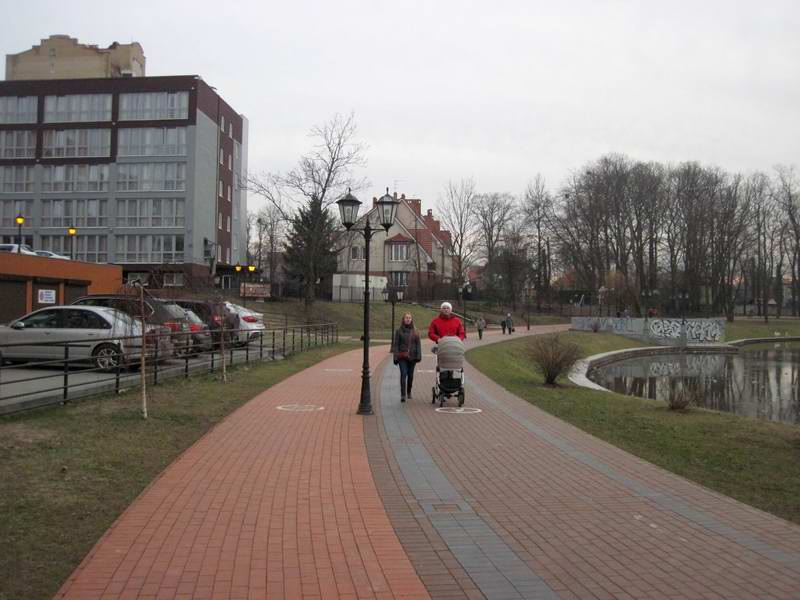 Переехали на велодорожку вдоль Верхнего озера