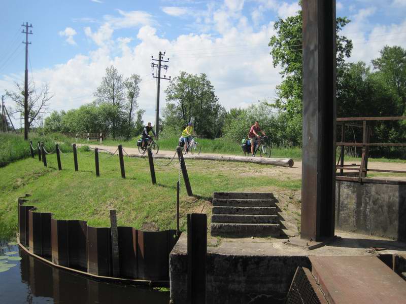 Народ подъезжает
