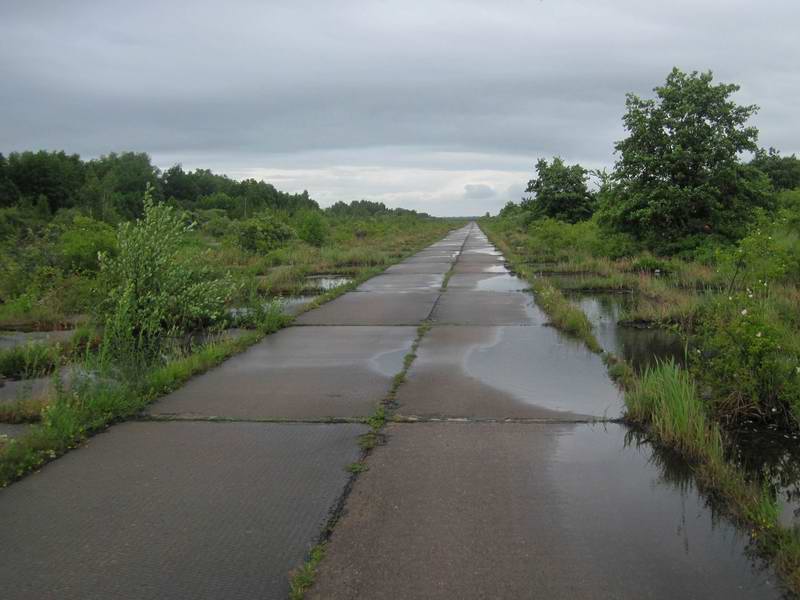 Взлётная полоса заброшенного аэродрома