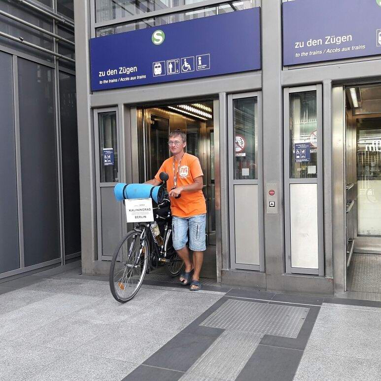 Berlin. Вокзал. Андрей Долгопалец выходит из лифта.