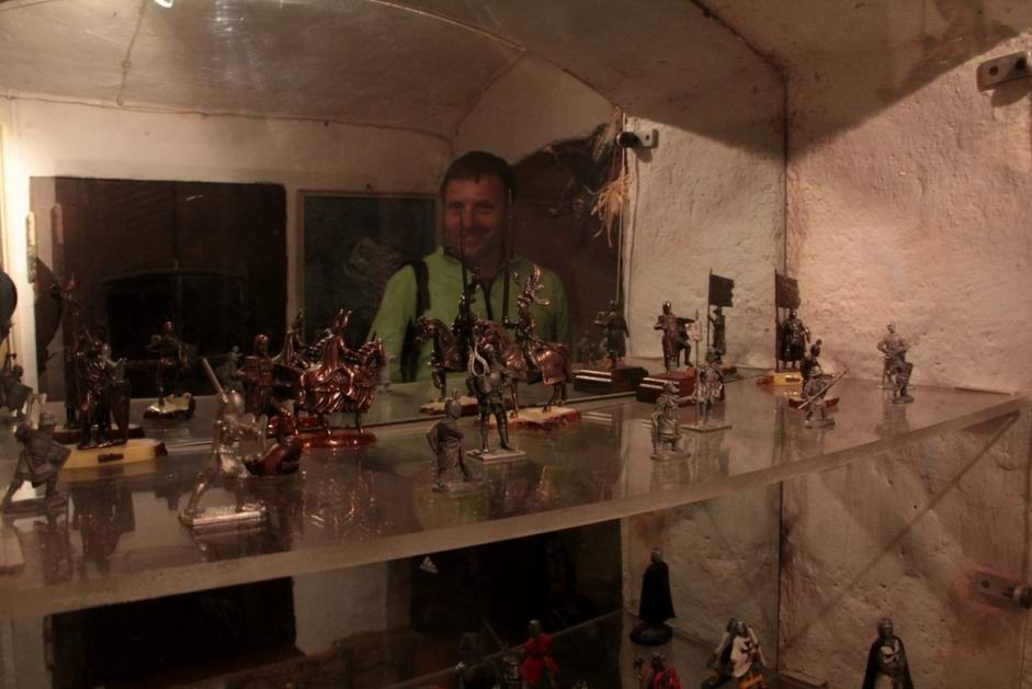 Изучаем военных