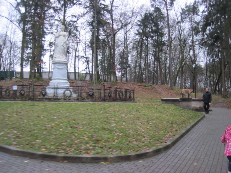Скульптура королевы Луизы в парке