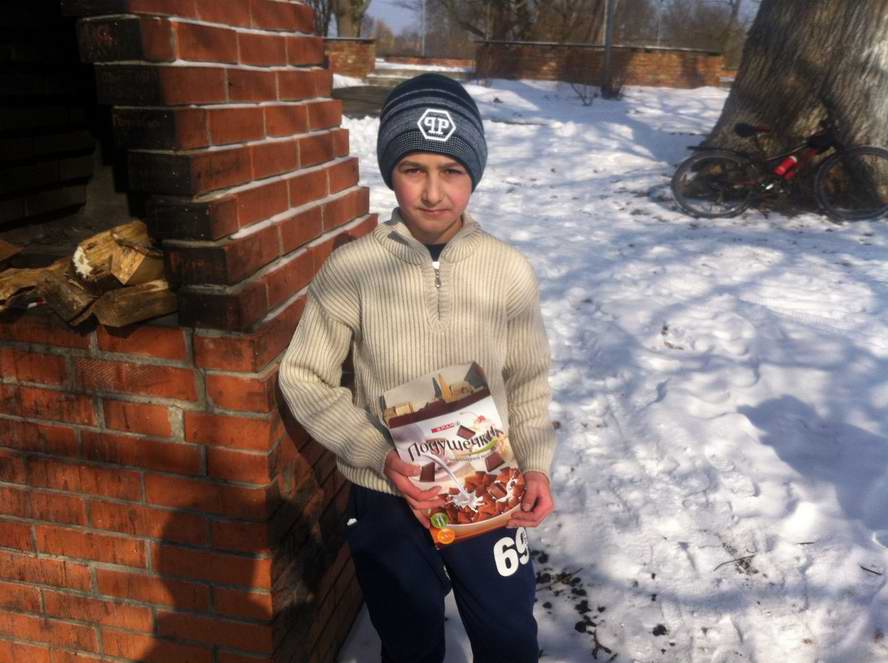 Шапарин Артем перевозит дрова в коробочке из под подушечек