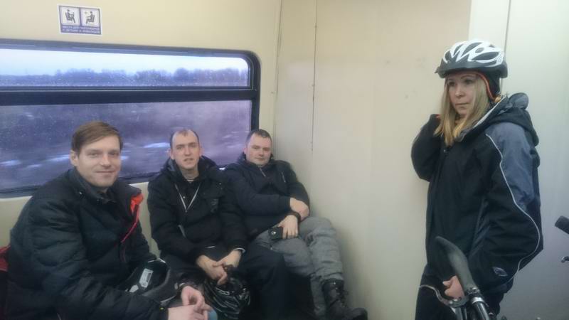 Загрузились в поезд, едем