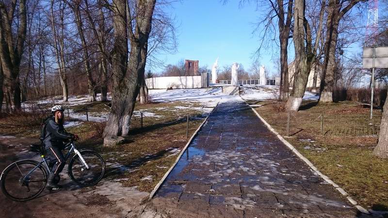 Братское захоронение ВОВ. На заднем плане развалины - Кирхи Св. Николауса и Барбары, пос. Корнево